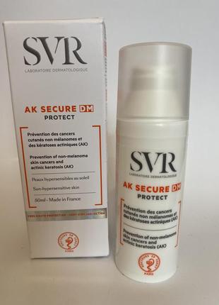 Захисний флюїд для шкіри з сонячною алергією svr ak secure dm protect spf50+