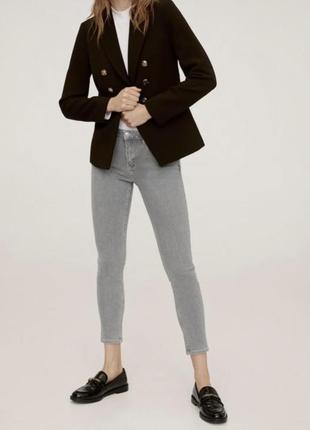 Джинсы скинни mango sculpt skinny светло-серого цвета р. 38