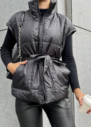 Стьобана чорна базова жилетка з поясом, тепла, плащівка, жилет, чорний, бежевий, зелений, малиновий, блакитний, фіолетовий