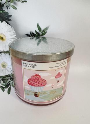 Свічка 3-фітіля pink petal tea cake від bath and body works1 фото