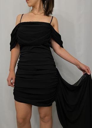 Праздничное вечернее мини-платье с эффектным шлейфом