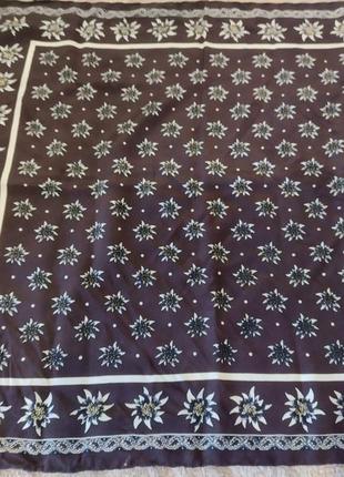 Шелковый шейный платок в эдельвейсах.4 фото
