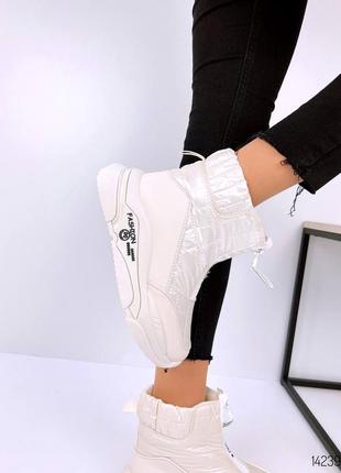 Белые молочные бежевые кожаные зимние дутики на массивной платформе спортивные ботинки кроссовки с молнией замочком змейкой спереди впереди зима2 фото