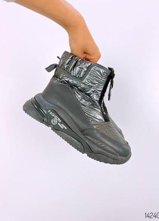 Серые серебристые кожаные зимние дутики спортивные ботинки кроссовки на массивной платформе с молнией замочком змейкой спереди впереди10 фото