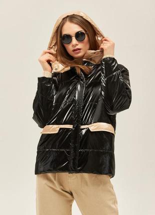 Демісезонна куртка з глянцевої водонепроникної плащової тканини з капюшоном контрастного кольору
