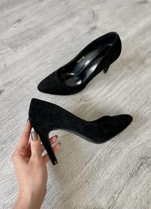 Класичні чорні замшеві туфлі на шпильці / чорні човники жіночі лодочки1 фото