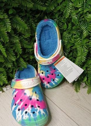 Крокси утеплені crocs classic tie dye unisex powder blue / multi жіночі крокси з хутром1 фото