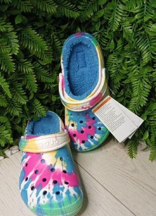 Утеплені crocs classic tie dye unisex powder blue / multi жіночі крокси з хутром зимние крокс1 фото