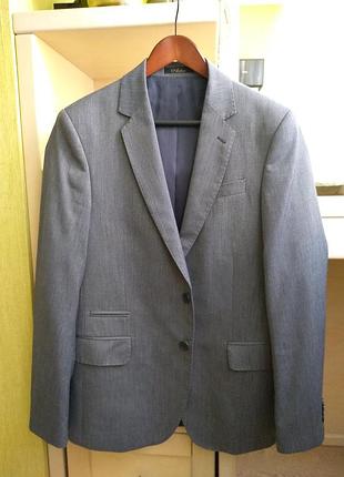 Стильный серый костюм arber