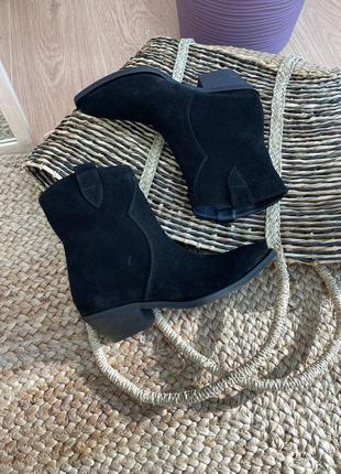 Женские ботинки ботильоны казаки из натуральной замши чёрного цвета