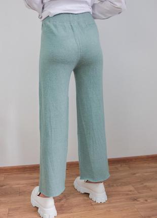 Женские тёплые брюки фисташкового цвета7 фото