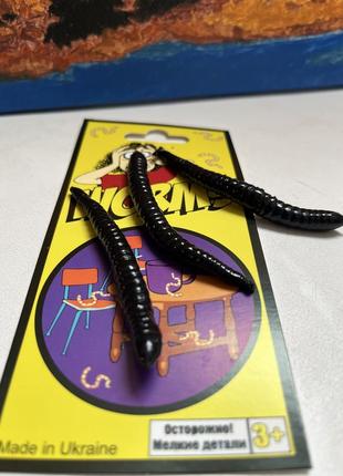 Лизун, черви чёрные , большие , мягкие, тянутся