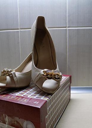 Шикарні бежеві туфлі з відкритим носком розмір 38 устілка 24,5 см