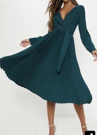 Изумрудно зелёное платье со складочками и длинным рукавом