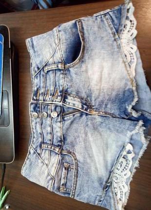 Розпродаж літніх речей - джинсові шорти з мереживною вставкою