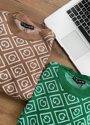 Стильний яскравий светр💖