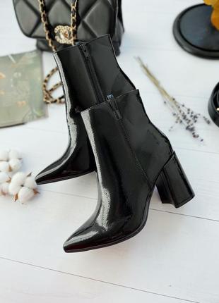 Ботинки лакові  від боохоо