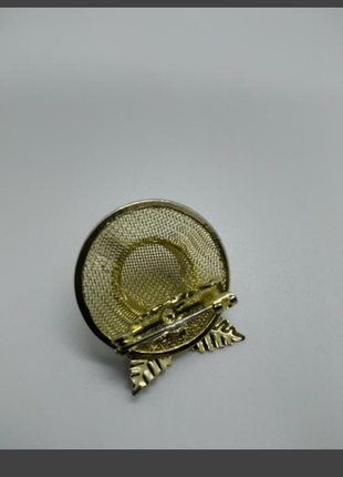 Дизайнерская винтажная брошь в золотом цвете в виде шляпки с перышками.в сеточку.2 фото