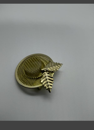 Дизайнерская винтажная брошь в золотом цвете в виде шляпки с перышками.в сеточку.