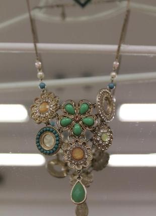 Ожерелье с цветами из бусин и камней accessorize