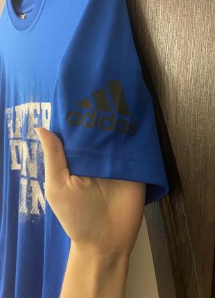 Шикарна, футболочка на хлопчика, темно синього кольору від бренду adidas.4 фото