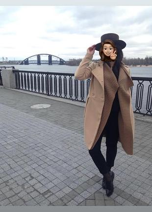 Бежеве пальто з поясом