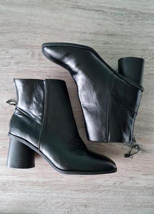 Черевики ботильйони чобітки чоботи bershka