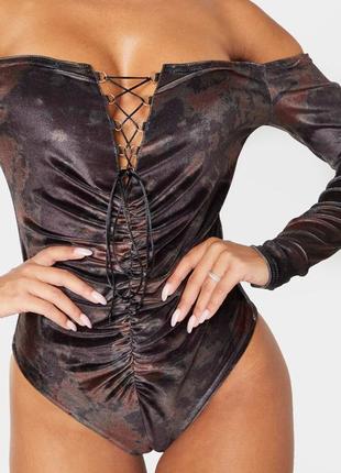 Боді prettylittlething зі шнуровкою та драпіруванням