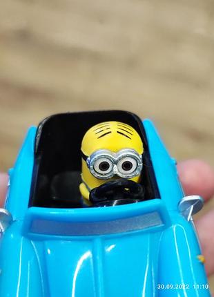 Міньон в машині. minions 4