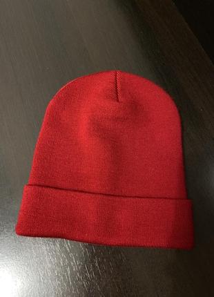 Червона тепла шапка біні