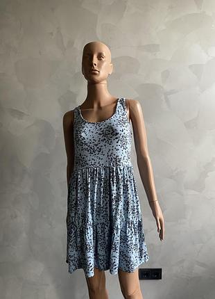 Голубое платье в черные цветы