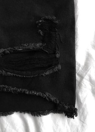 Ефектна джинсова чорна міні спідниця із рваностями від prettylittlething5 фото