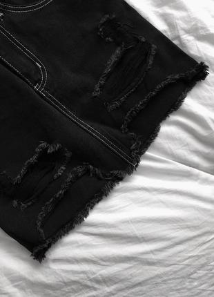 Ефектна джинсова чорна міні спідниця із рваностями від prettylittlething3 фото
