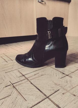 Півчобітки,черевики - шкіра.