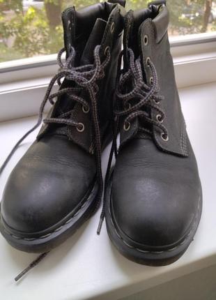 Продам міжсезонні черевики 38-39розміру фірми dr martens