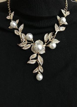 Колье с жемчугом и стразами