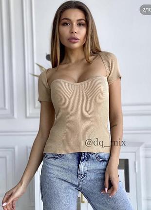 Топ з вирізом