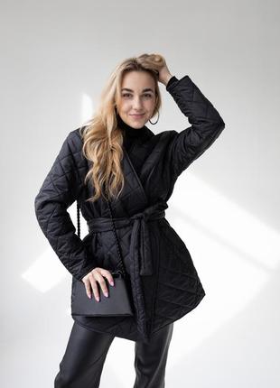 Чорна куртка стьобана куртка на запах з поясом куртка стёганая с поясом3 фото