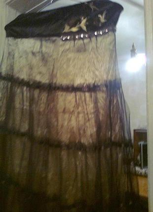 Гарний сарафан - коричневою тонкої тканини з золотистою підкладкою, прикрашена камінням і хутром на поясі