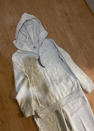 Жіночий спортивний костюм