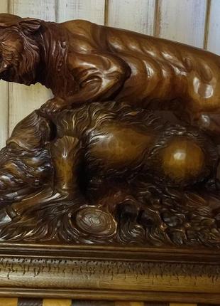 Деревянная скульптурная композиция «тигр нападающий на кабана». sivets
