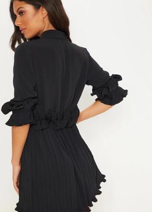 Черное платье с плиссированной юбкой и оборками3 фото