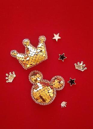 Оригінальна композиція з 2 брошок корона і міккі маус у золотих монетках