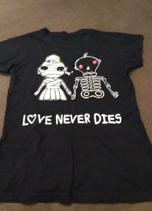 Смешная футболка love never dies черная мумия и скелет любовь никогда не умрет5 фото