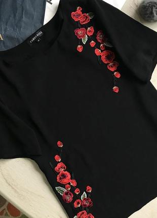 Красива блузка з нашивками