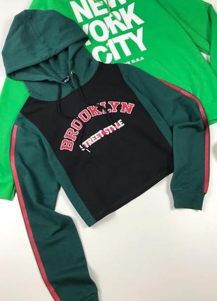 Вкорочений худі з принтом