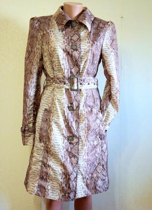 Плащ с принтом змеиной кожи