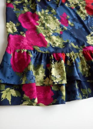 Яркая красивая блуза с рюшами в цветочный принт4 фото