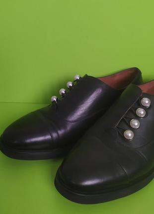 Кожаные чёрные туфли на низком ходу жемчуг, 365 фото