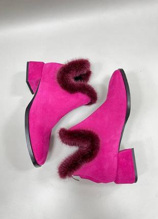 Женские ботиночки хайтопы из натуральной замши фуксия обшитые натуральной опушкой3 фото